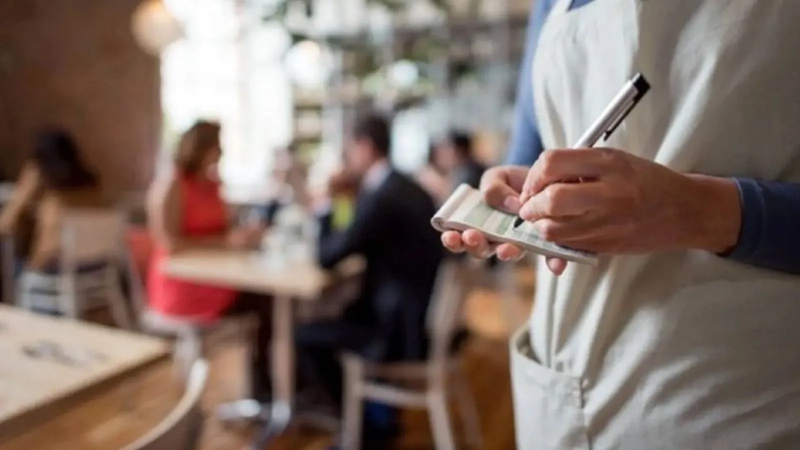 Yüksek sesle konuşan müşteriyi uyaran garson, bıçakla ağır yaralandı