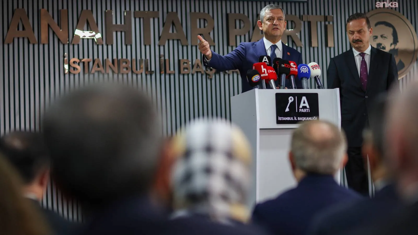 Özgür Özel: Orban kaybederken onu destekleyen bütün tek adamlar da kaybetti