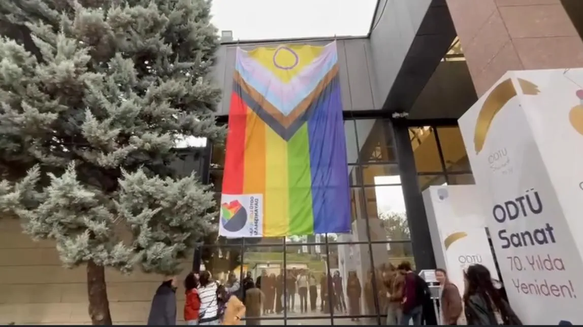 ODTÜ'de öğrencilerden rektörlüğün LGBTİ+ içeriklerinin sansürlemesine tepki: Varoluşlarımız susturulamaz, yaşamı savunmaktan vazgeçmeyeceğiz