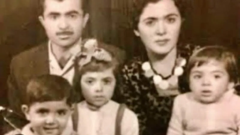 Telefonlarda yazılı mesajlar ve kimlik fotoğraflarının ilettiği dünya
