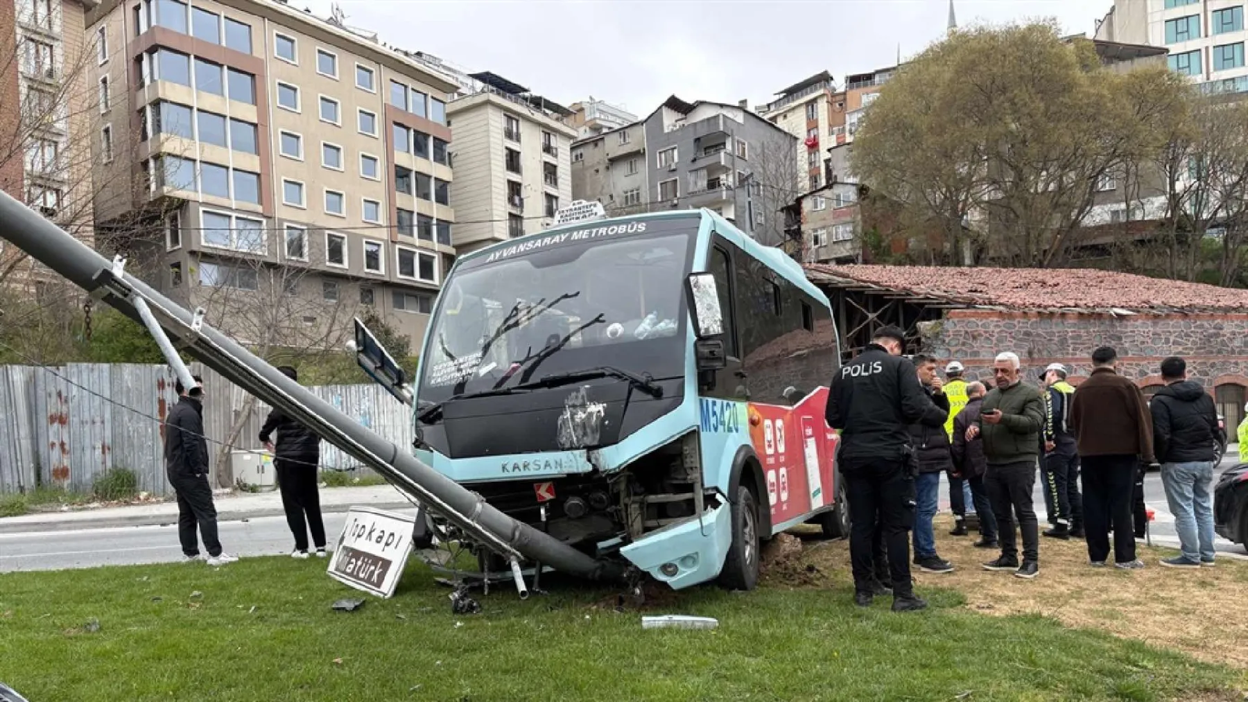 Beyoğlu'nda minibüs kazası: 5 yaralı