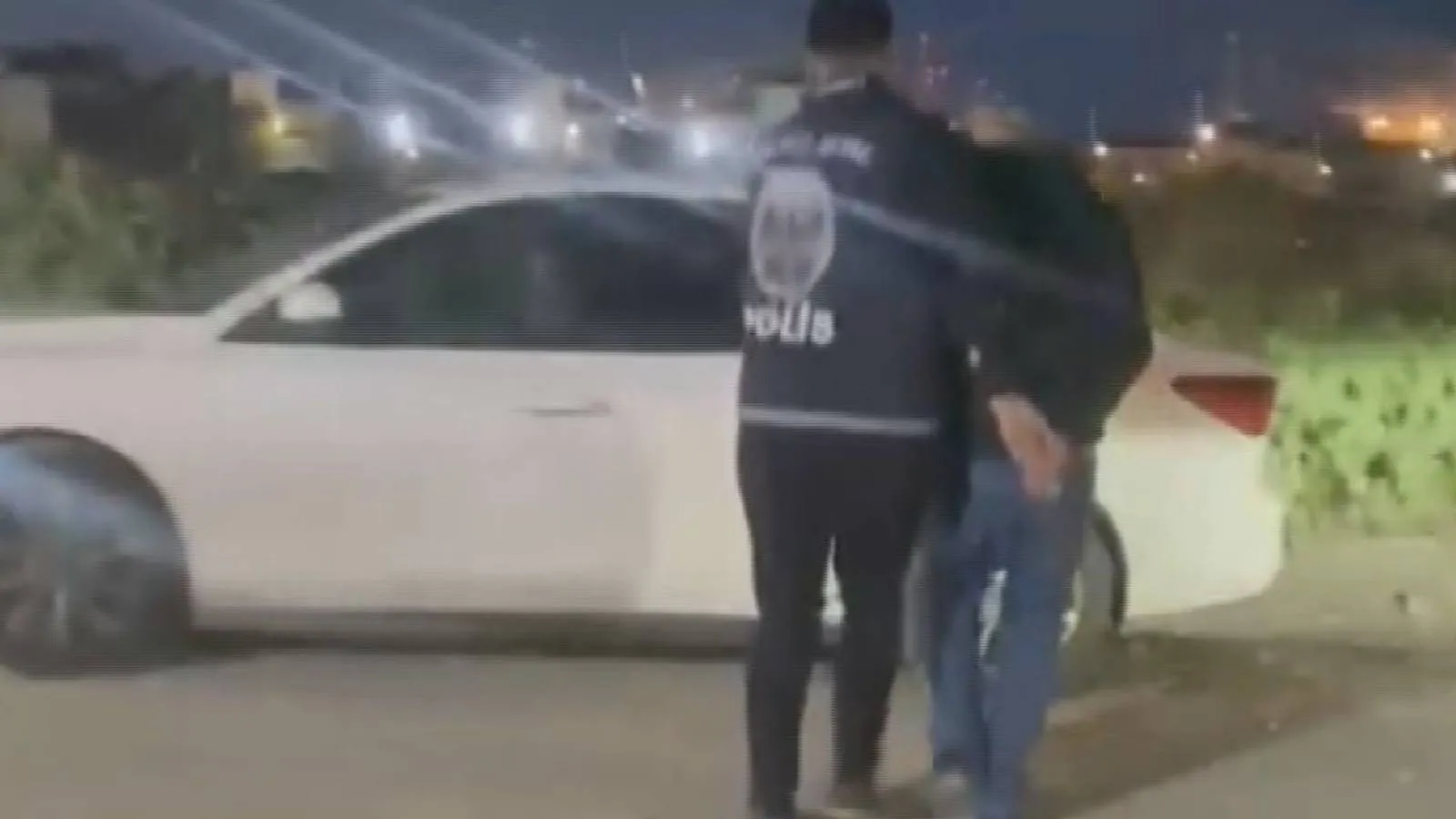 İstanbul'da polis yeleğiyle sosyal medyadan yayın yapan şüpheli yakalandı