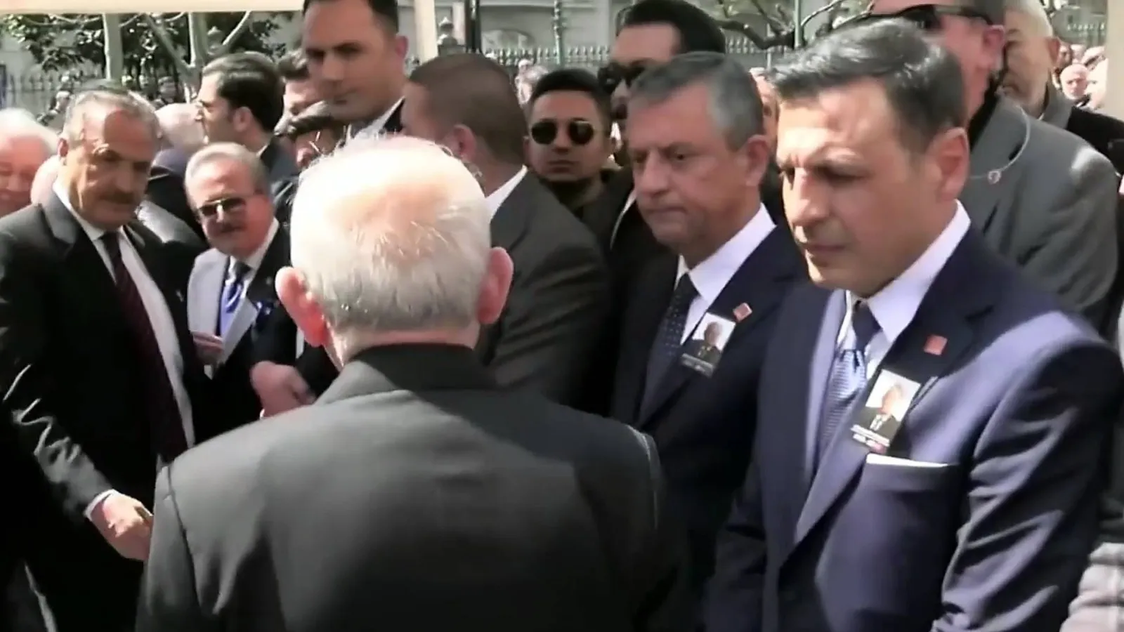Cenazede tokalaşmamışlardı; Özgür Özel'den Kılıçdaroğlu açıklaması