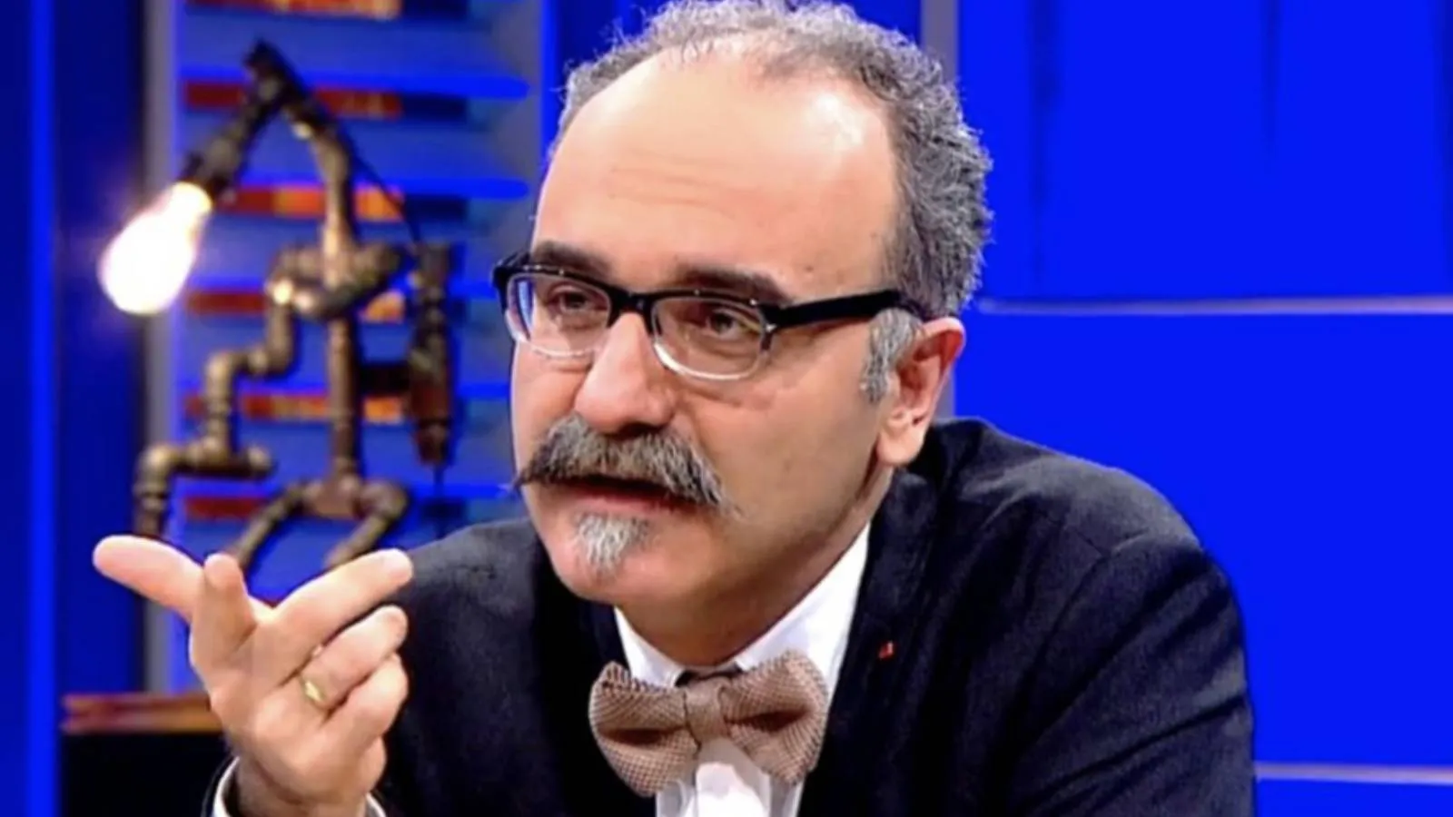 Prof. Dr. Emrah Safa Gürkan: Ailenin okulda hiç yeri yok, hocalara sınır koymaya çalışacağınıza, kendi çocuklarınıza sınır koyun