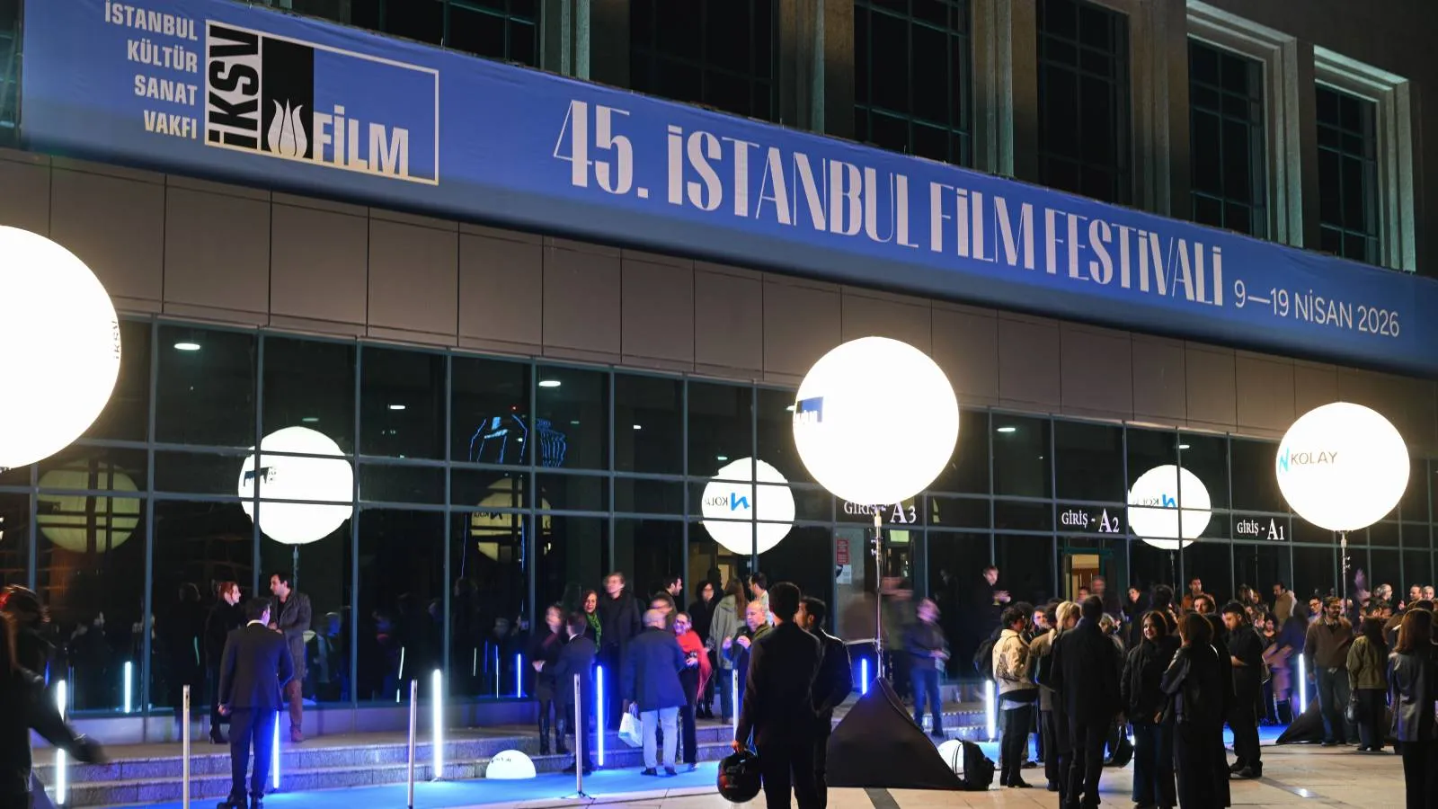 "45. İstanbul Film Festivali", açılış töreniyle başladı | Yeşilçam yıldızı Nilüfer Aydan: Atatürk'ün, 'Yurtta sulh, cihanda sulh' sözü gibi kardeşçe yaşayalım, birbirimize el verelim