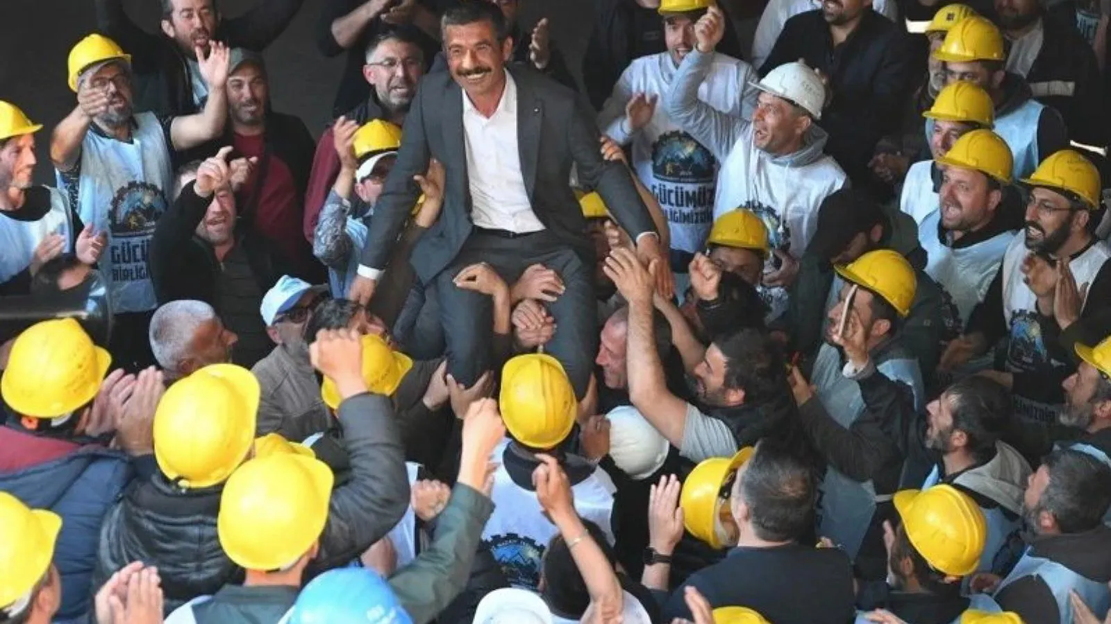 Kazanan maden işçilerinin kutlamasına binlerce kişi katıldı: Biz 150 işçiyiz ama 86 milyonun yanımızda olduğunu gördük