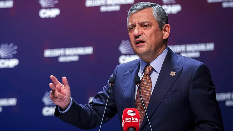 Özel, belediye başkanları ile toplantı yaptı; yeni yol haritasını açıkladı: Önce seçim, sonra çeyiz sandığı açılacak; haysiyet cellatlarını unutursak şerefsiziz!