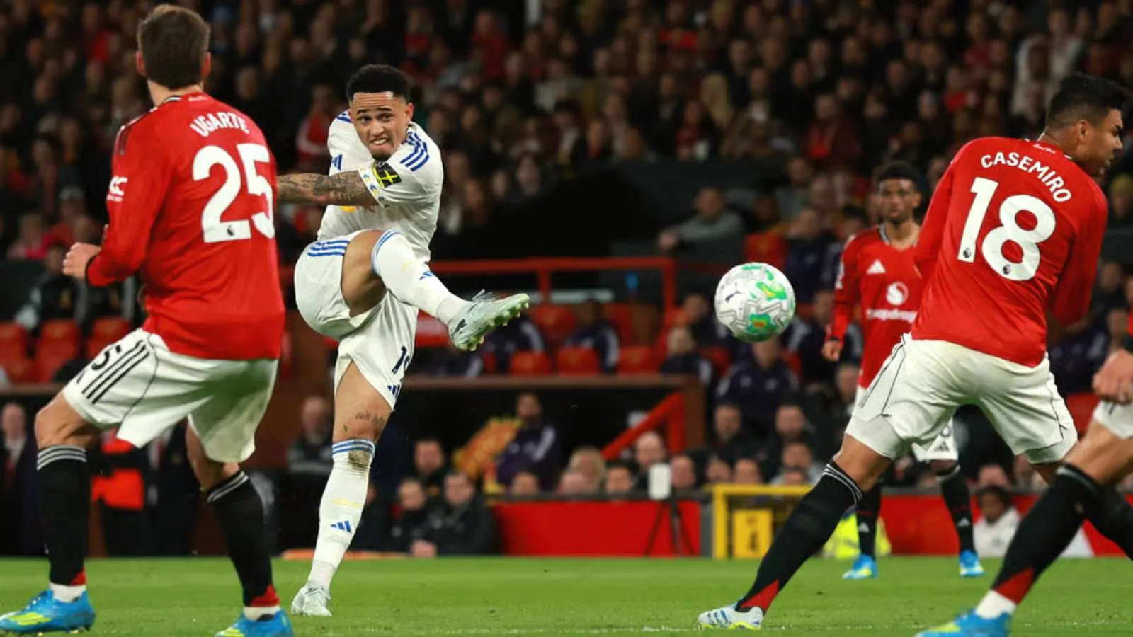 Leeds United, 45 yılın ardından Old Trafford'da Manchester United'ı yıktı