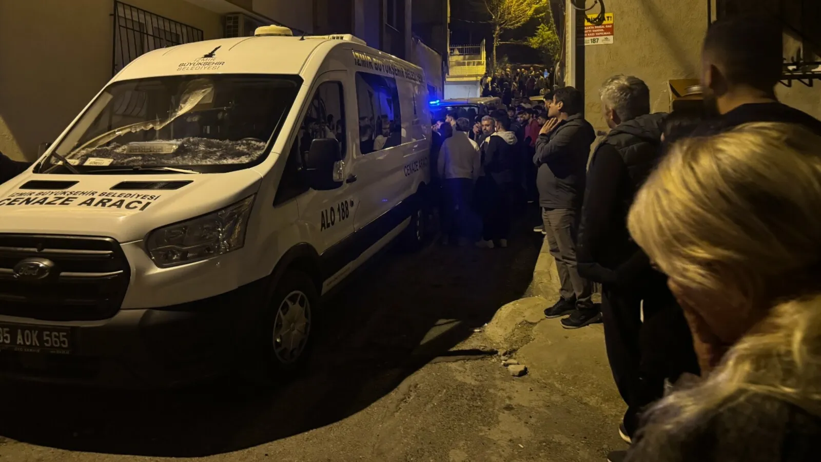 İzmir'de kadın cinayeti: Karısını boğazından silahla vurarak öldürdü!