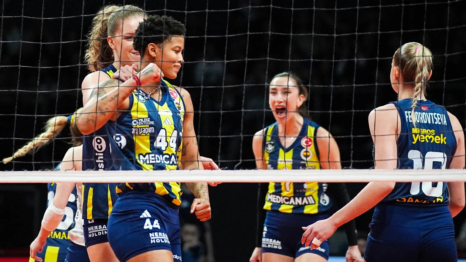 Sultanlar Ligi'nde şampiyonluk son maça kaldı: Fenerbahçe Medicana, VakıfBank'ı 3-2 mağlup ederek seriyi eşitledi