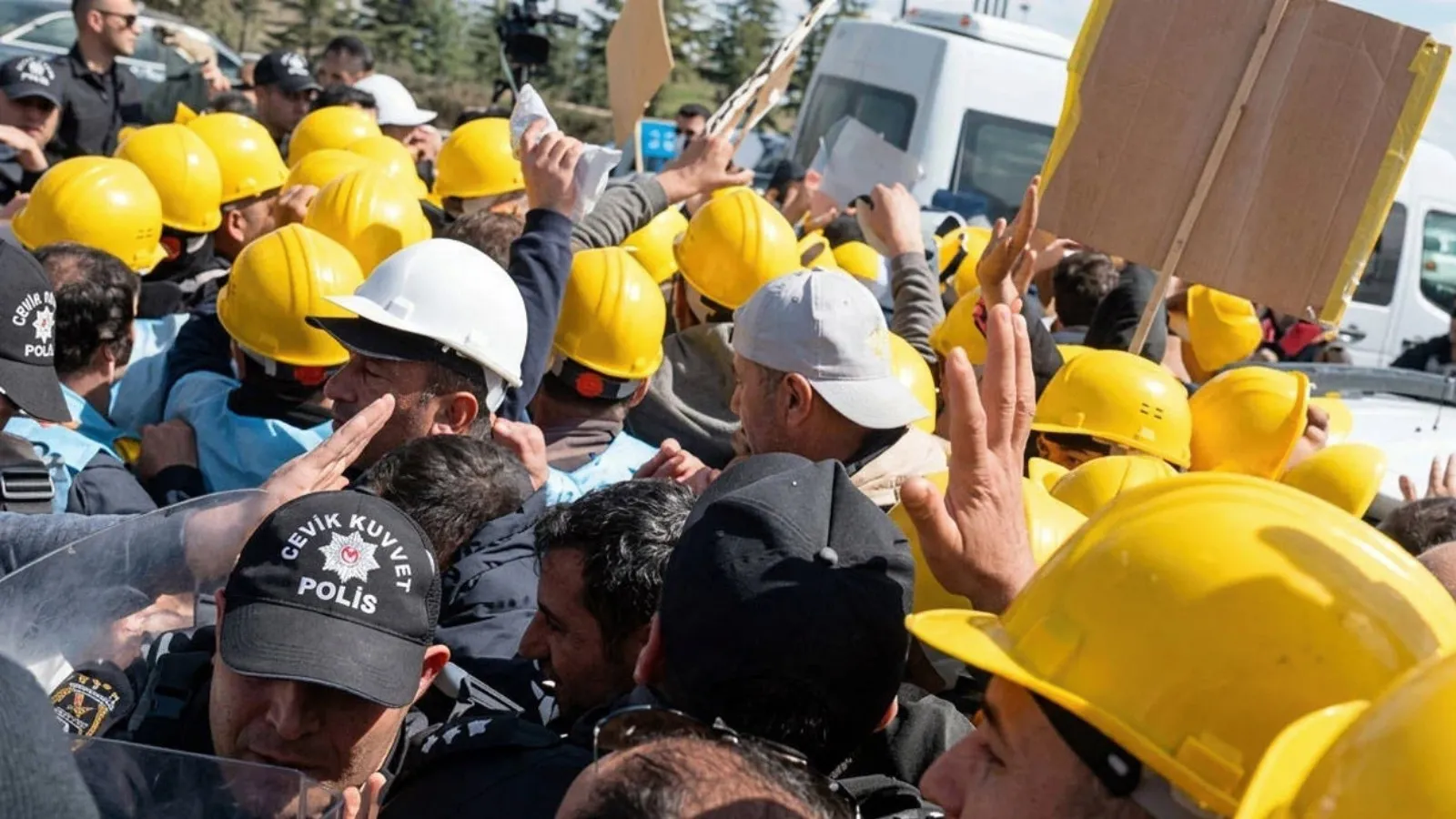 Madencilerin Bakanlık yürüyüşüne polis engeli: Gökay Çakır, Başaran Aksu ve işçiler gözaltına alındı!