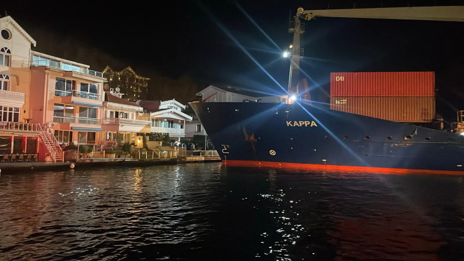 Boğaz’da konteyner gemisi karaya oturdu: Yalıya metreler kala durdu!