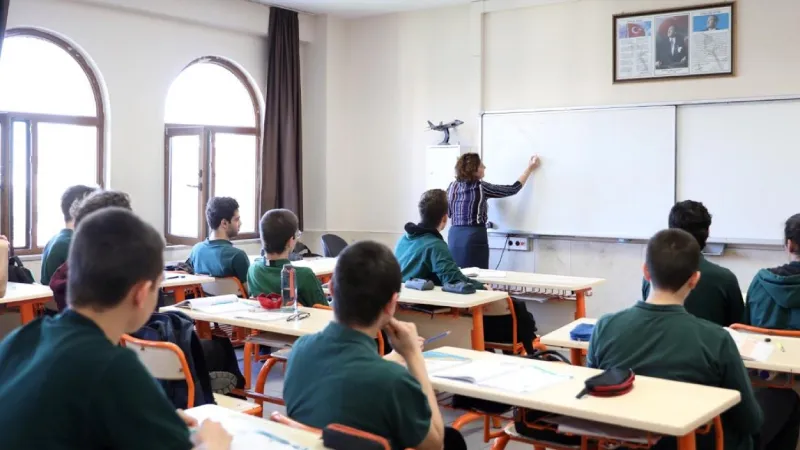 Emniyet müdüründen lise öğrencilerine sunum: "Savaş ve hayvan katliamı görüntülerini gösterdi; Hataylı depremzede bir çocuk gözyaşlarını tutamadı"