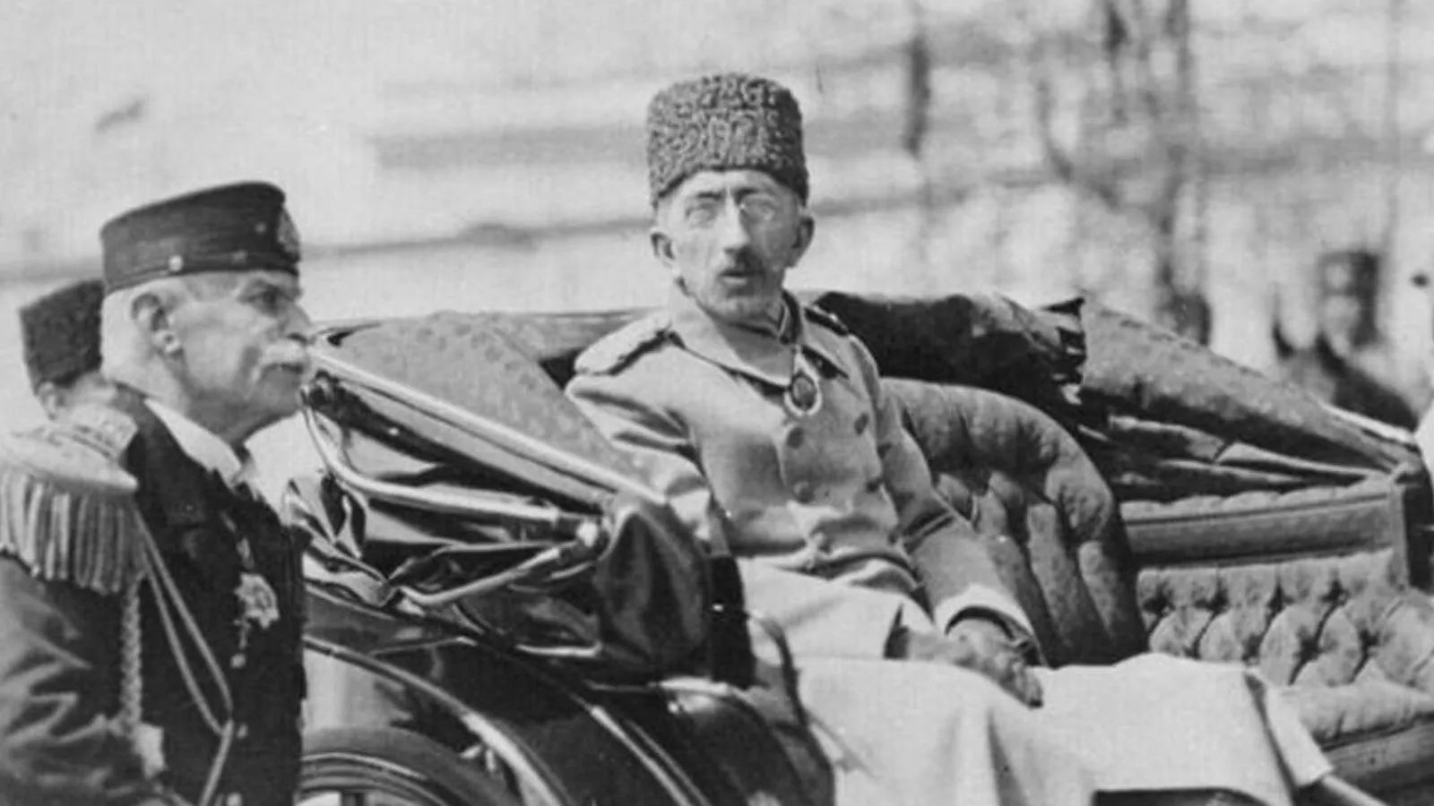 Saltanatın sonu: Çöküş dönemlerinde devletler kime güvenir?