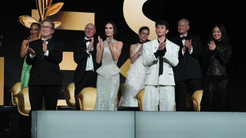 <p>Bu yıl 79'uncusu d&uuml;zenlenen Cannes Film Festivali, g&ouml;rkemli bir a&ccedil;ılış t&ouml;reniyle başladı. Peter Jackson'a 'Altın Palmiye Onur &Ouml;d&uuml;l&uuml;'n&uuml;n takdim edildiği a&ccedil;ılış t&ouml;reni &ouml;ncesinde &uuml;nl&uuml; isimler kırmızı halıda boy g&ouml;sterdi.</p>
