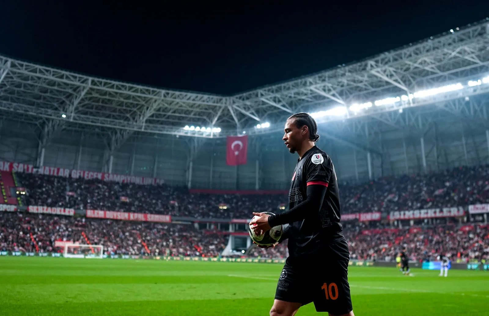 <p>Saray cephesinde ge&ccedil;en haftanın &ouml;zeti, belki de tek bir c&uuml;mleyle anlatılabilir:&nbsp;"Ma&ccedil;&nbsp;oynanmadan kazanılmıyor."&nbsp;Sarı-kırmızılılar, şampiyonluğun artık cebinde olduğu hissine fazlasıyla kapılmış gibiydi. Bu rehavetin bedeli ise Samsun deplasmanında ağır oldu. A&ccedil;ık konuşalım; bu skoru ne taraftar bekliyordu ne de futbol kamuoyu. Okan Buruk'un derbinin ardından,&nbsp;"Bu sevin&ccedil; canımı sıktı"&nbsp;uyarısı da belli ki sahaya yansımadı. Takım, hem zihinsel hem de fiziksel olarak dağınık bir g&ouml;r&uuml;nt&uuml; verdi. Samsunrpo cephesine ise ayrı bir paragraf a&ccedil;mak gerekiyor. Kırmızı-beyazlı ekip, kendi sahasında nasıl oynanması gerektiğini adeta ders niteliğinde g&ouml;sterdi. Y&uuml;ksek tempo, agresif pres ve hızlı h&uuml;cumlarla G.Saray savunmasını s&uuml;rekli hataya zorladılar. &Ouml;zellikle Cherif Ndiaye'nin performansı fark yarattı; savunmanın dengesini bozdu, boşlukları iyi değerlendirdi. (Murat &Ouml;zbostan / Sabah)</p>