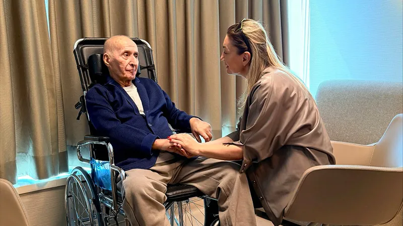Dilek İmamoğlu, eski CHP Genel Başkanı Hikmet Çetin'i tedavi gördüğü hastanede ziyaret etti