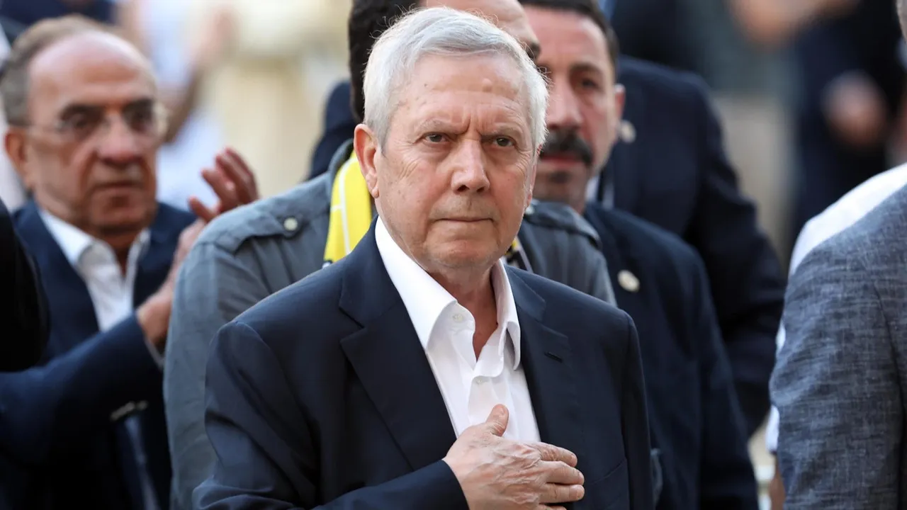 <p>Aziz Yıldırım'ın ekibinin transfer i&ccedil;in geniş bir havuz oluşturduğu aktarıldı. Yıldırım transferlerle ilgili resmi temasları &ouml;n&uuml;m&uuml;zdeki hafta kuracağı belirtildi.</p>
