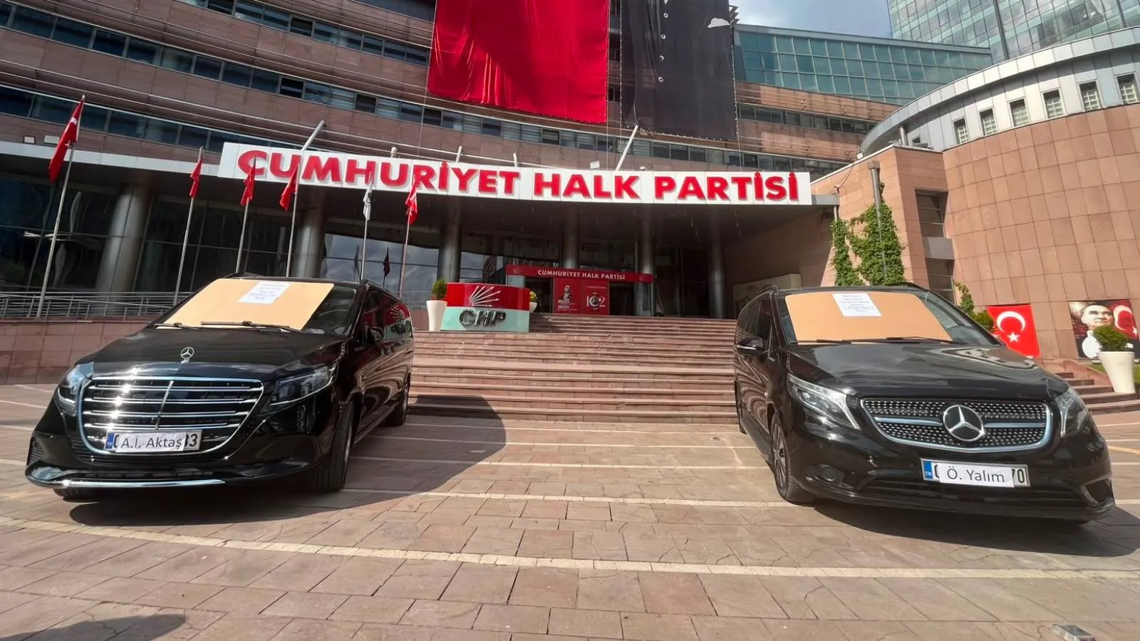 'Satılık haram araç' sergisine cevap: İki araç da partinin parasıyla alındı, biri bizzat Kılıçdaroğlu tarafından makam aracı olarak kullanıldı