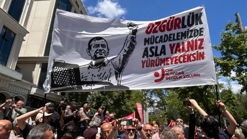 Özgür Özel’in bayramlaşma programı için halk Güvenpark’ta buluştu, Anıtkabir'e yürüdü; işte kare kare o anlar
