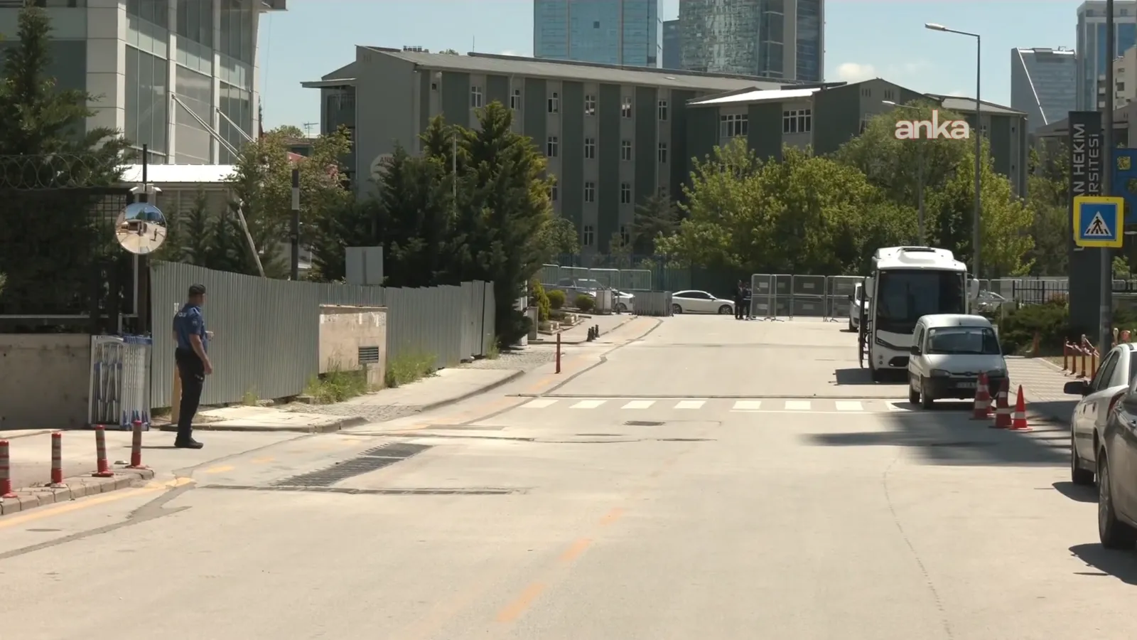CHP Genel Merkezi önünde dikkat çeken güvenlik önlemi: 9 Eylül Caddesi yaya ve araç trafiğine kapatıldı