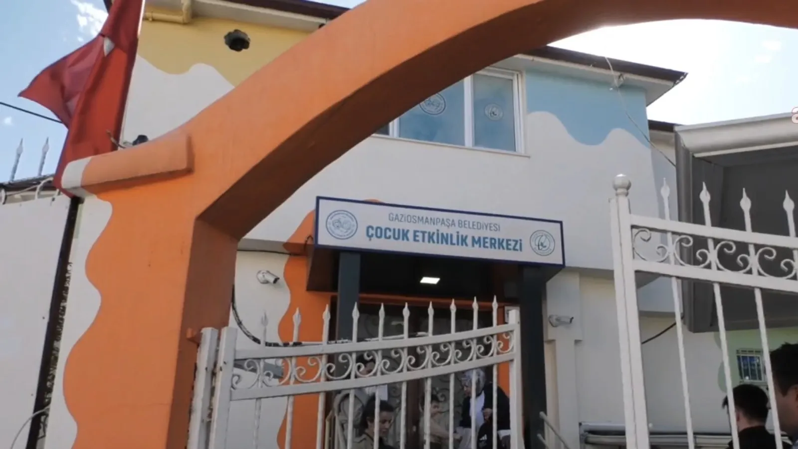 Belediyenin kreşi, İl Milli Eğitim Müdürlüğü kararıyla "özel çocuk kulübü" oldu; aileler tepkili