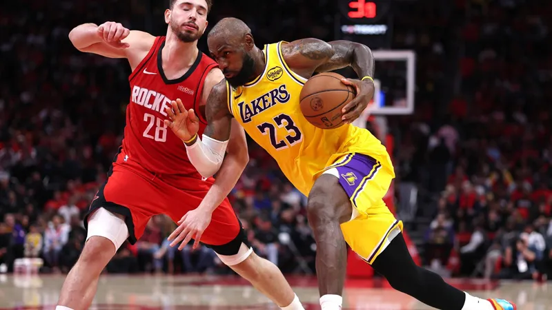 Alperen Şengün sezona veda etti; Lakers'dan farklı galibiyet