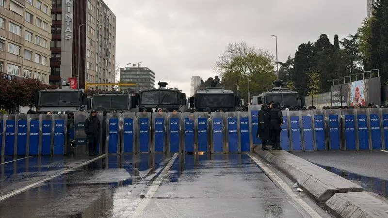 Polis barikatları gölgesinde 1 Mayıs

ÇHD: 120'den fazla kişi gözaltına alındı