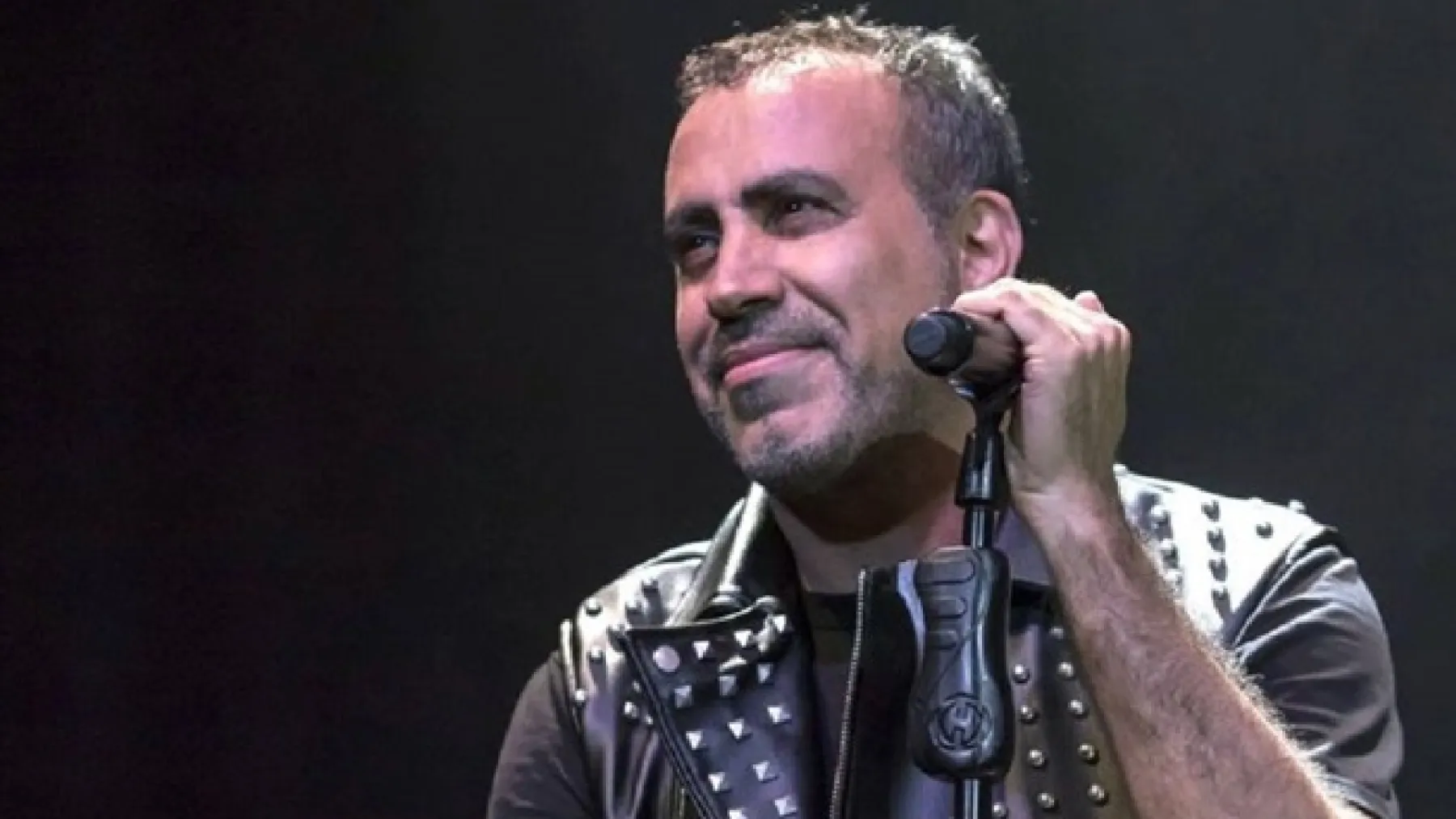 Haluk Levent konser sırasında rahatsızlandı