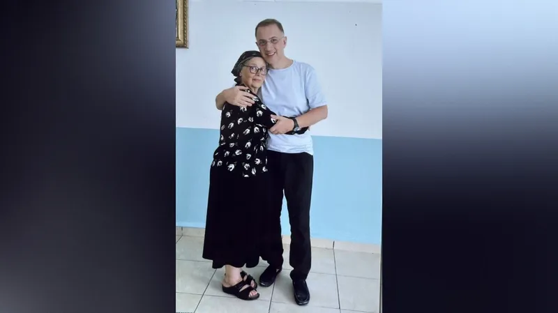 Tutuklu Beylikdüzü Belediye Başkanı Murat Çalık’tan aylar sonra annesiyle fotoğraf