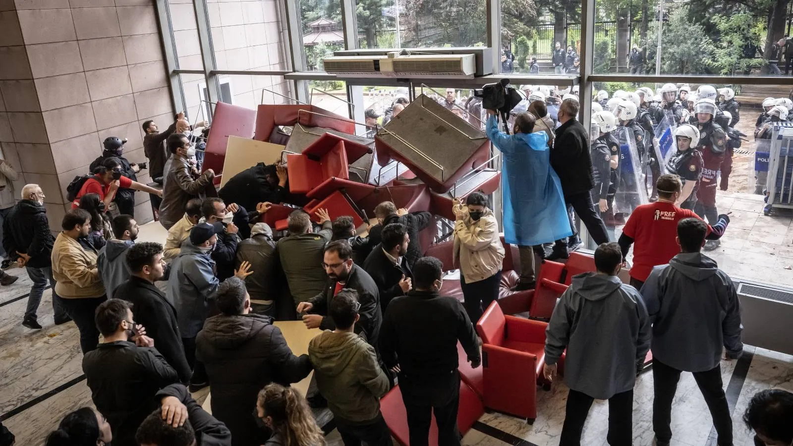 Polis müdahalesiyle tahliye edilen CHP Genel Merkezi'nde neler yaşandı:

Özel'e yakın Murat Emir, 