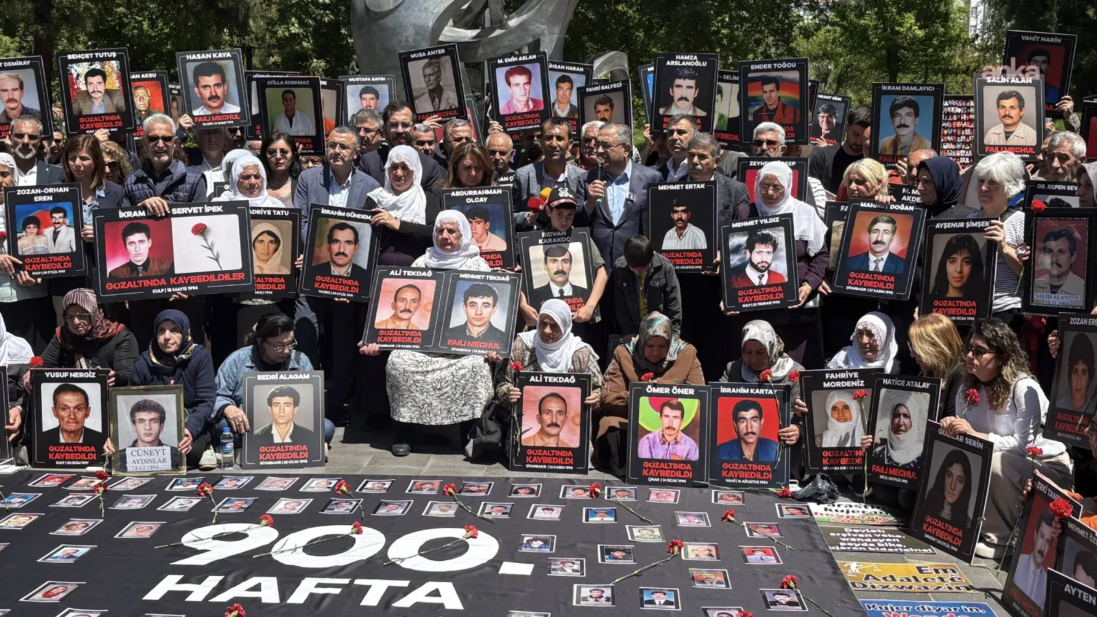Diyarbakır’da kayıp yakınlarının eylemi 900’üncü haftada: Dua edeceğiniz, bir mezar taşına mutlaka sizi kavuşturacağız