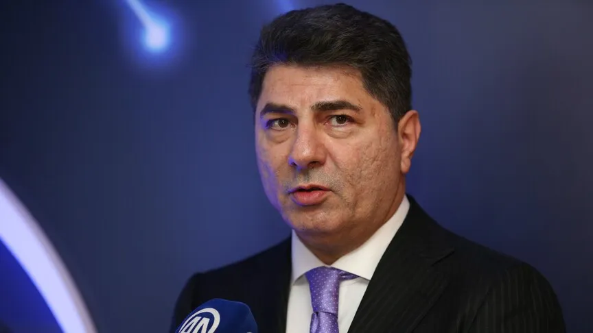 <p>Hakan Safi'nin ise transferde olduk&ccedil;a agresif ve atak bir politika izlediği vurgulandı. İki adayın da hem menajerler tarafından &ouml;nerilen hem de bizzat takip edilen bir&ccedil;ok yıldız futbolcuyu listelerine aldıkları aktarıldı.</p>