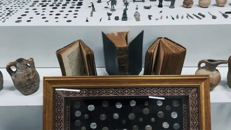 Bakan Ersoy'dan tarihî eser kaçakçılığı açıklaması: 500'den fazla kültür varlığı ele geçirildi, bir suç ağı çökertildi!