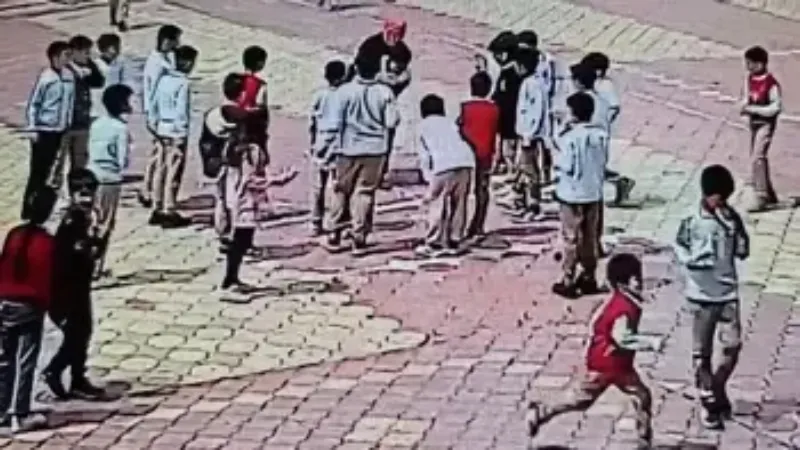 Nöbetçi öğretmenden ilk yardım müdahalesi: Heimlich manevrasıyla öğrencisini kurtardı!