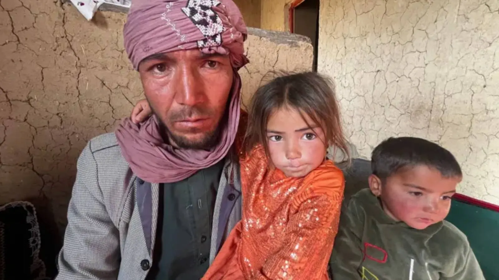 Bir babanın en zor kararı: Afganistan'da aileler yoksulluk nedeniyle çocuklarını satıyor