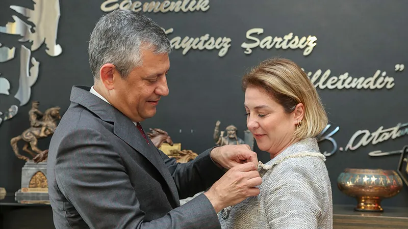 Çorlu Tren Faciası’nda oğlunu kaybeden Mısra Öz, CHP’ye katıldı; rozetini Özgür Özel taktı