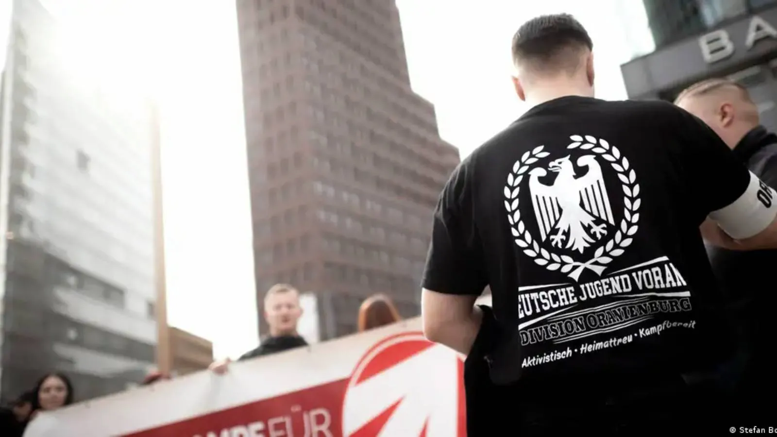 Berlin'de madalyonun öteki yüzü: Neonazi gençler