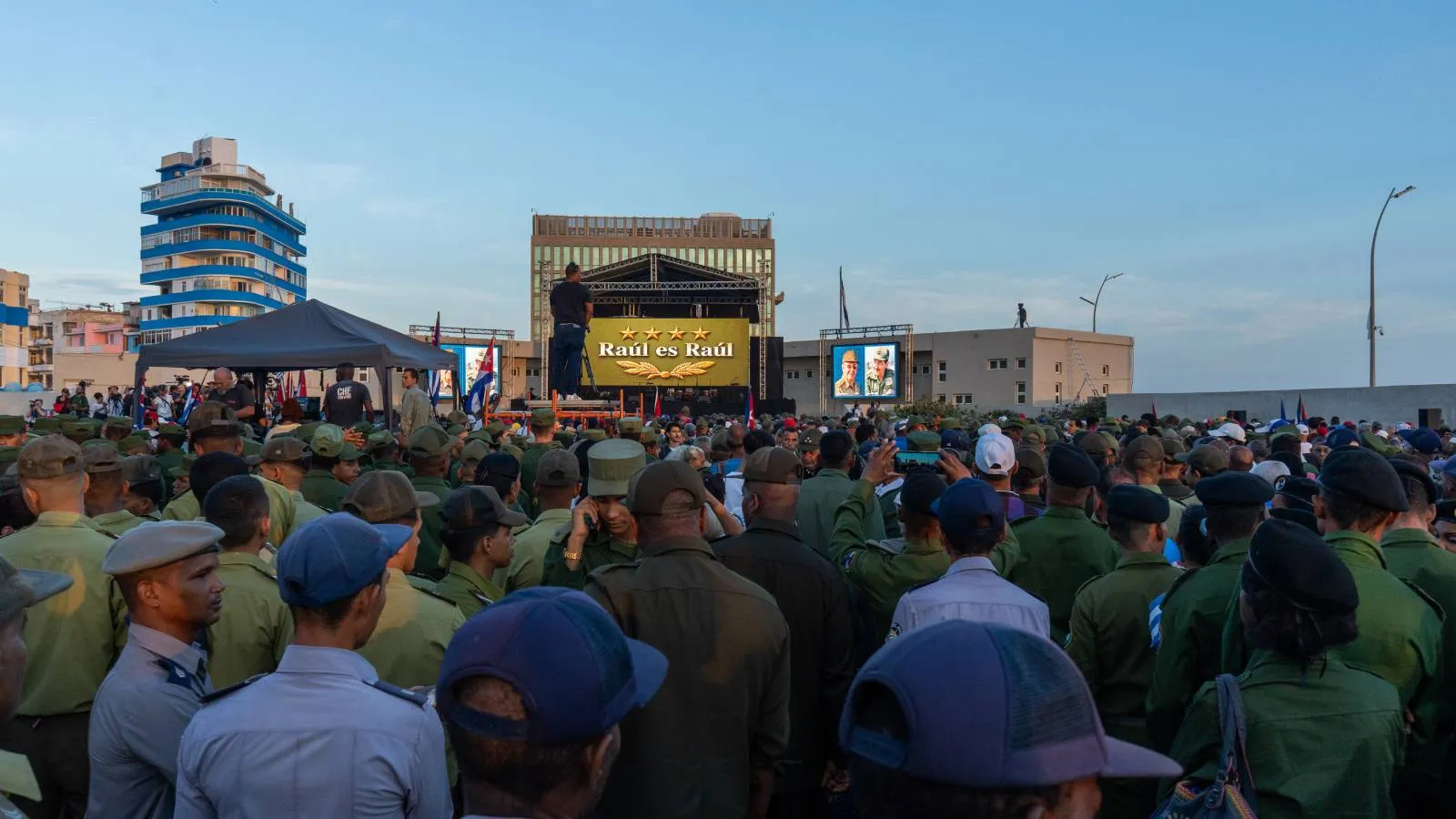 Küba'da binlerce kişi eski Devlet Başkanı Raul Castro'ya destek için yürüdü