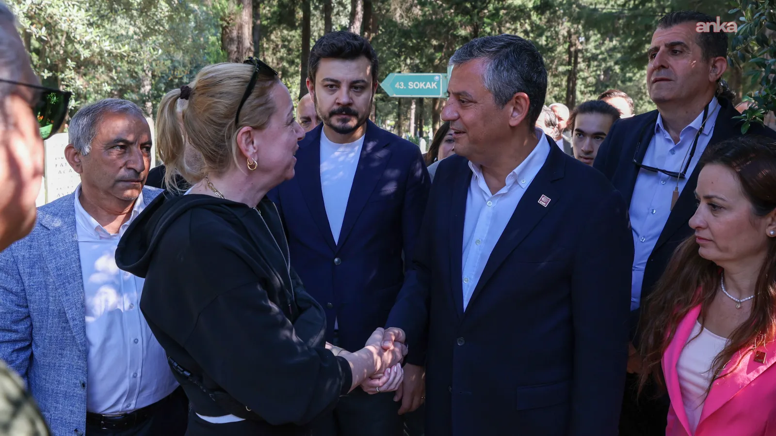 Özgür Özel, Manisa’da partililerle bayramlaştı, Ferdi Zeyrek'in mezarını ziyaret etti