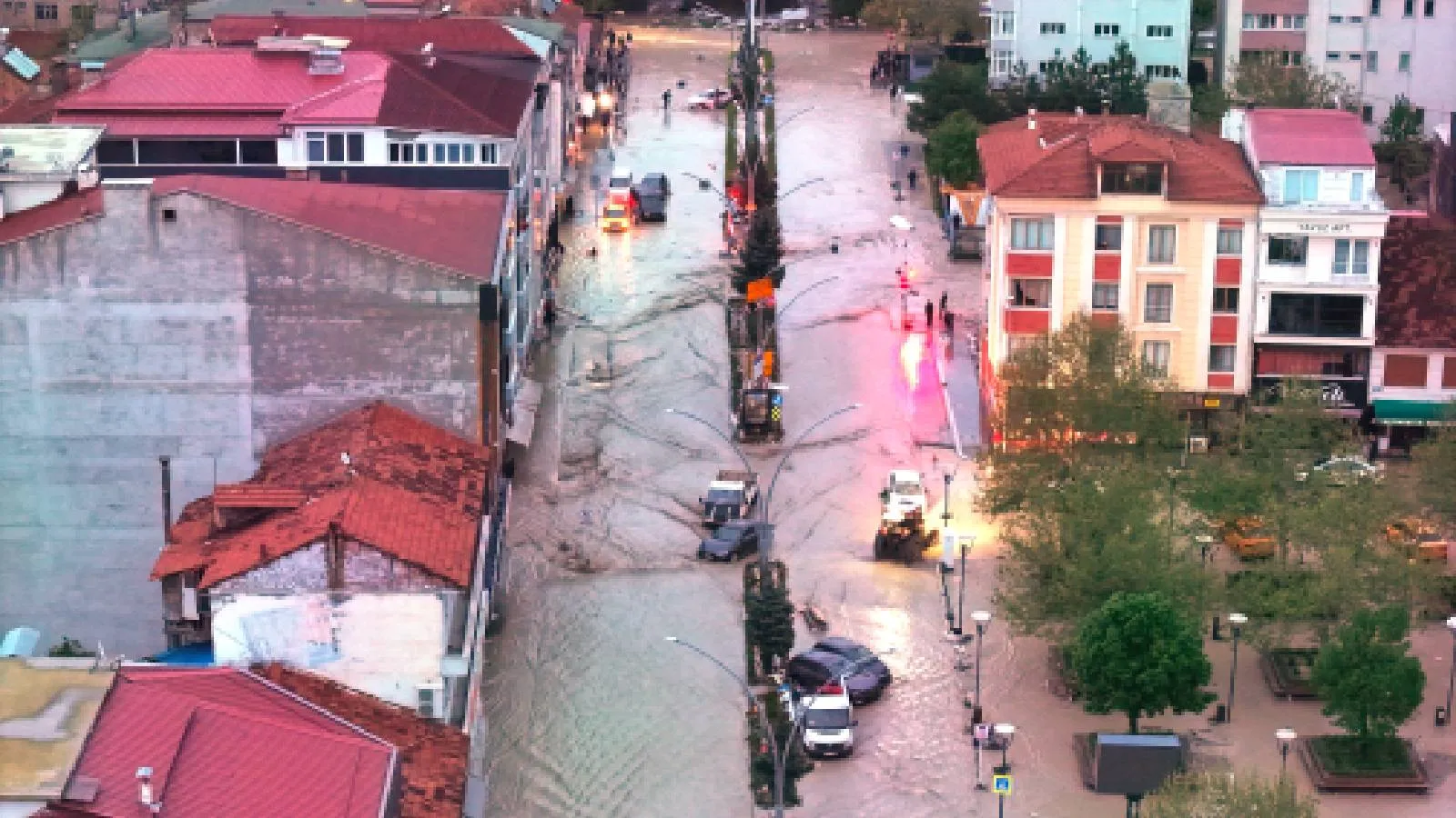 Samsun'da sağanak ve taşkın: Dereler taştı, 12 kişi yaralandı