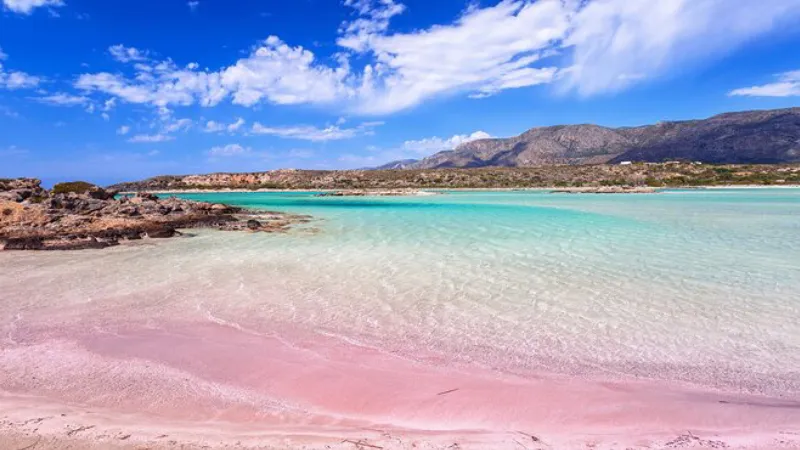 <p>D&ouml;rd&uuml;nc&uuml; sırada ise Girit Adası'nın g&uuml;neybatı ucundaki &uuml;nl&uuml; Elafonisi Beach yer alıyor.</p>