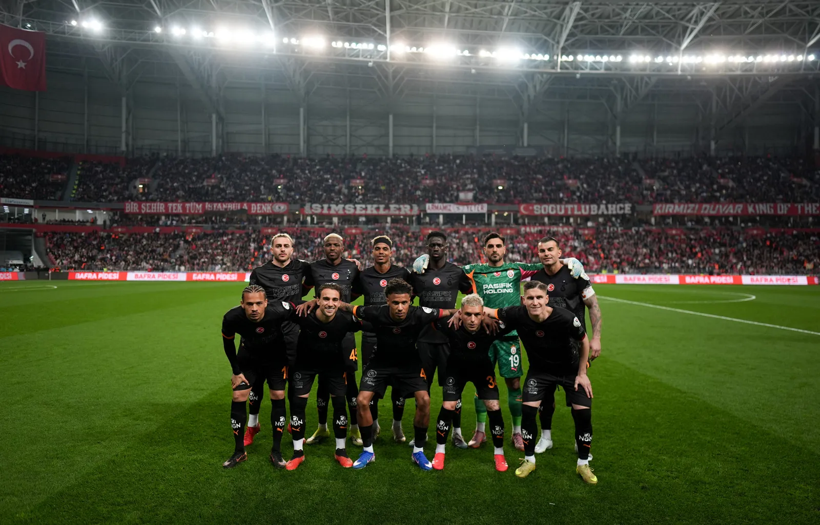 <p>Futbolun hangi hafta kime ne yaşatacağı hi&ccedil; belli olmuyor. Bu sezon ligde hi&ccedil;bir hedefi kalmayan Samsunspor, ligin en havalı takımının, ge&ccedil;en haftayı şampiyonluk kutlayarak ge&ccedil;iren liderin s&uuml;ksesini s&ouml;nd&uuml;rd&uuml;. Kaybedecek hi&ccedil;bir şeyleri olmamasının hafifliğiyle &ccedil;ıktıkları sahadan Galatasaray&rsquo;ın &uuml;st&uuml;ne kabus gibi &ccedil;&ouml;kerek &ccedil;ıktılar. Galatasaray bu sezon ilk defa 4 gol&uuml;, şampiyonluğa iki adım kala 21 yıldır Galatasaray&rsquo;ı yenemeyen Samsunspor&rsquo;dan yedi. (Banu Yelkovan / H&uuml;rriyet)</p>