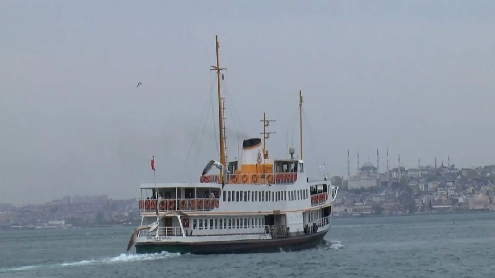 Kadıköy vapuruna binen kadın şüpheli şekilde kayboldu; denizde çantası bulundu