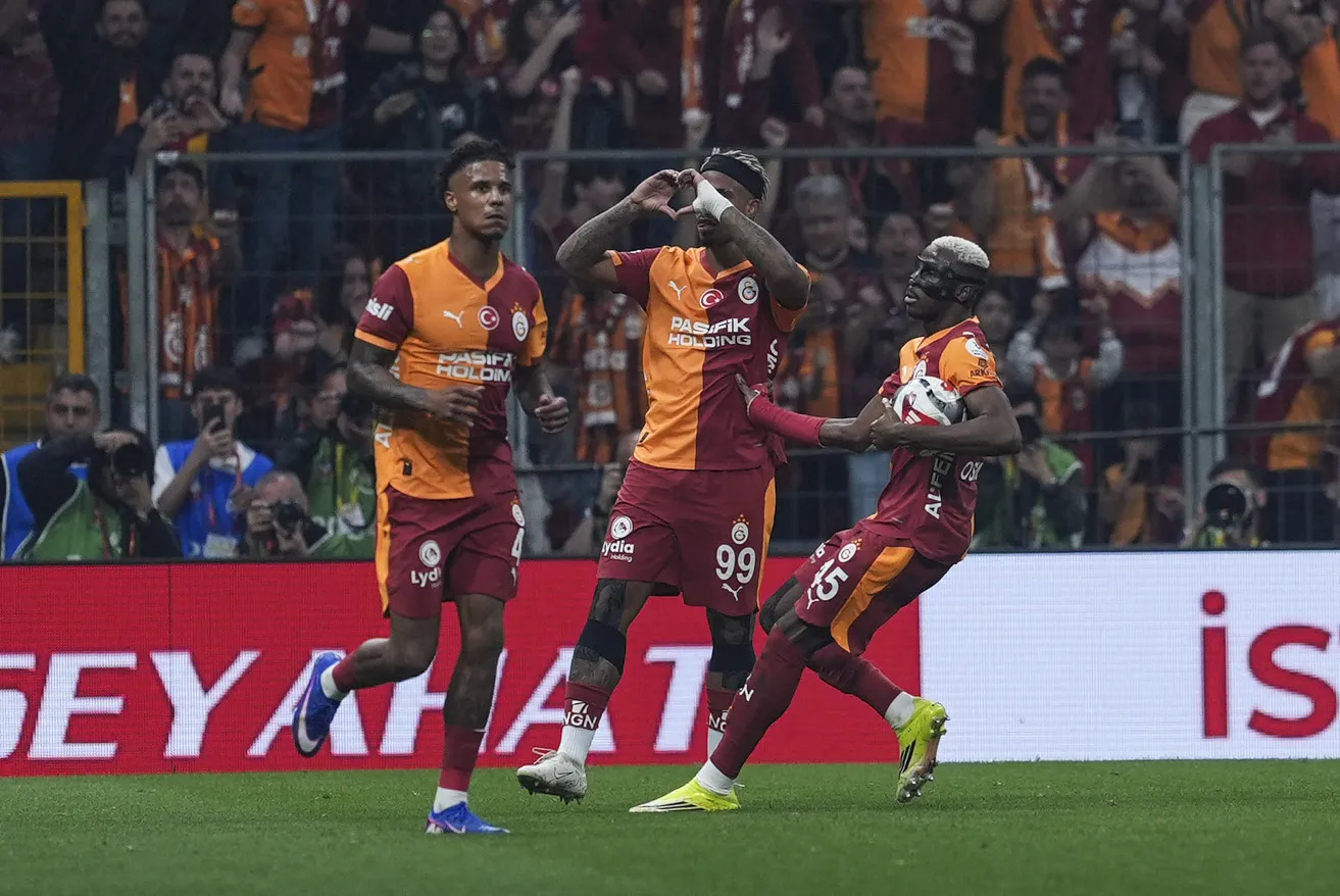 <p><span style="mso-ansi-language: EN-GB;">Serkan Akcan: O y&uuml;zden devrenin bitiş d&uuml;d&uuml;ğ&uuml;yle birlikte Okan hoca İlkay&rsquo;ı &ccedil;ıkardı. Galatasaray i&ccedil;in ma&ccedil; Lemina ve Noa Lang&rsquo;ın girişiyle birlikte yeniden başladı. Galatasaray &ouml;nce oyunun momentumunu ele ge&ccedil;irdi peşinden Soner&rsquo;in jeneriklik frikiğine rağmen rakibini geriden takip etti ama sonunda Osimhen ile yakalamayı başardı. Galatasaray &uuml;st &uuml;ste 4. kez şampiyon oldu, Okan Buruk adını tarihe yazdırdı. Ama sanırım hocanın Galatasaray kariyerindeki en stresli şampiyonluk bu oldu. (Fanatik)</span></p>
