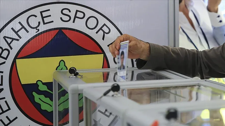 <p>Fenerbah&ccedil;e'de 6-7 Haziran'da yapılacak başkanlık se&ccedil;imlerine şu an i&ccedil;in Aziz Yıldırım ve Hakan Safi adaylığını koydu. Hen&uuml;z 3. bir aday &ccedil;ıkmazken daha &ouml;nce adaylığını a&ccedil;ıklayan Barış G&ouml;kt&uuml;rk, Aziz Yıldırım lehine yarıştan &ccedil;ekilmişti.</p>