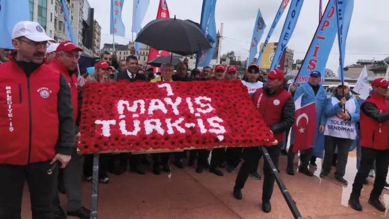 TÜRK-İş, Taksim Cumhuriyet Anıtı'na çelenk bıraktı: Umudu büyütmek için buradayız
