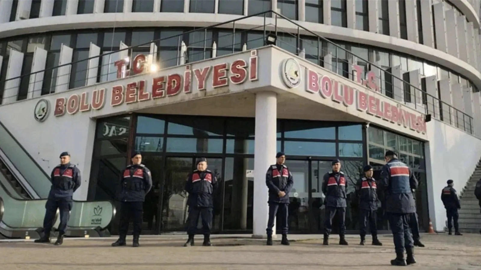 Bolu Belediyesi'ne operasyon: Jandarma ekipleri binada arama yapıyor!