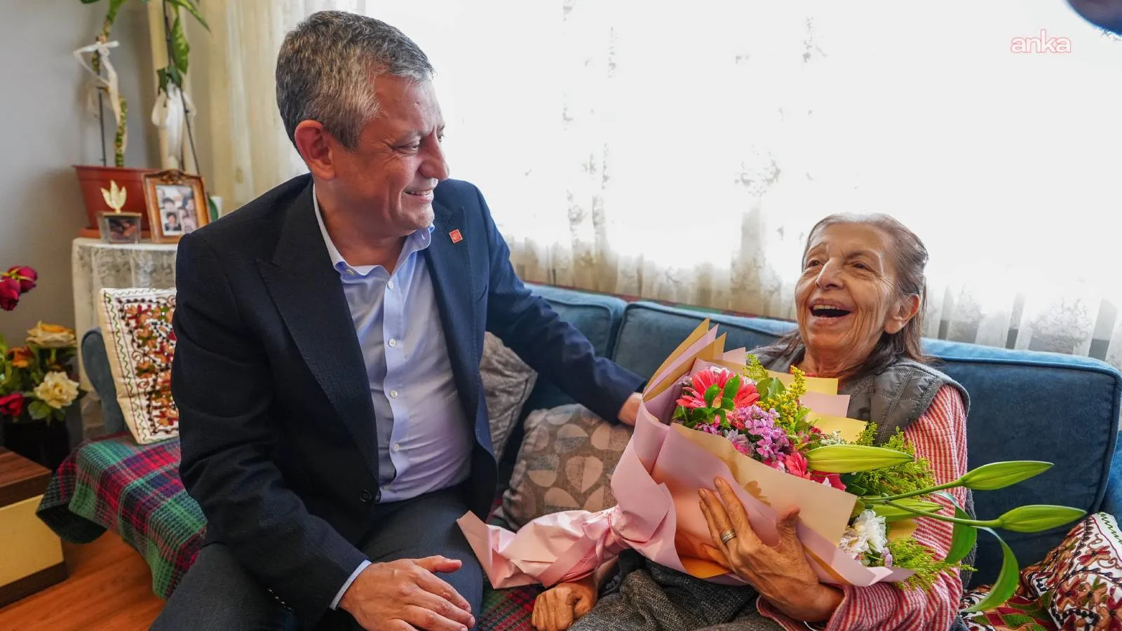 Özgür Özel'den ilkokul öğretmenine Anneler Günü ziyareti