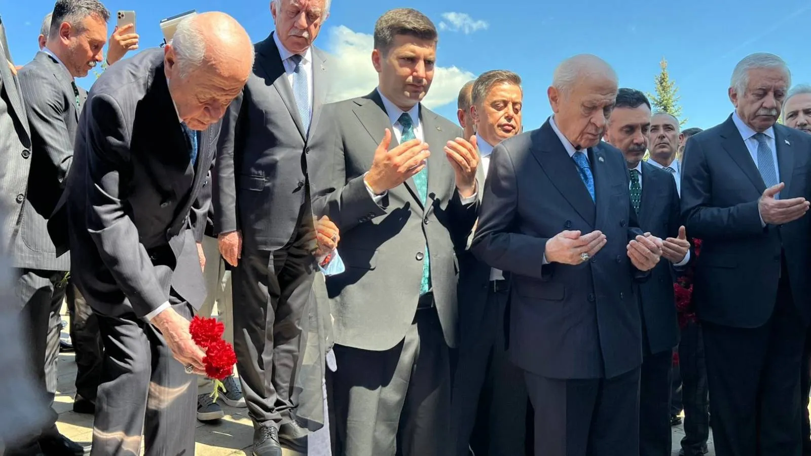 Bahçeli, Ülkücü Şehitler Anıtı'nı ziyaret etti: MHP olarak milletimizin birlik ve beraberliğini, milli beka ve maneviyatımızı son nefesimize dek gözeteceğiz